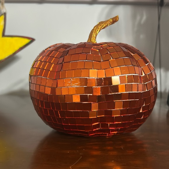 Cute seasonal decor ￼ - Picture 3 of 3